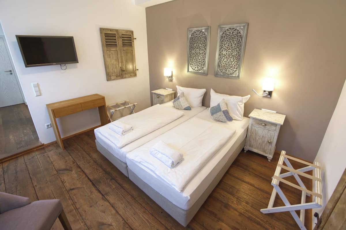 1 bedroom, pillowtop beds, desk, blackout drapes