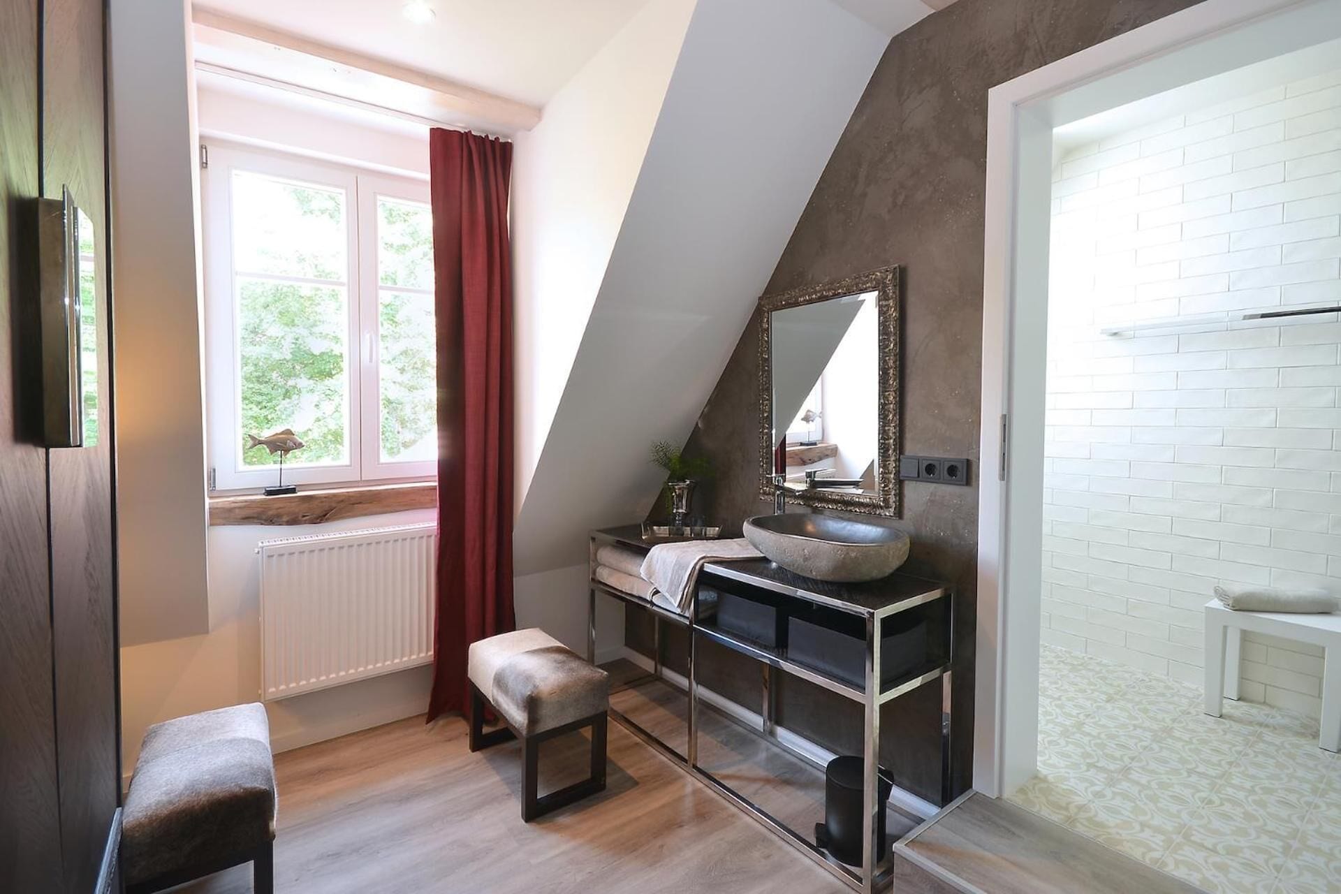 superior double room | living room | flat-screen tv