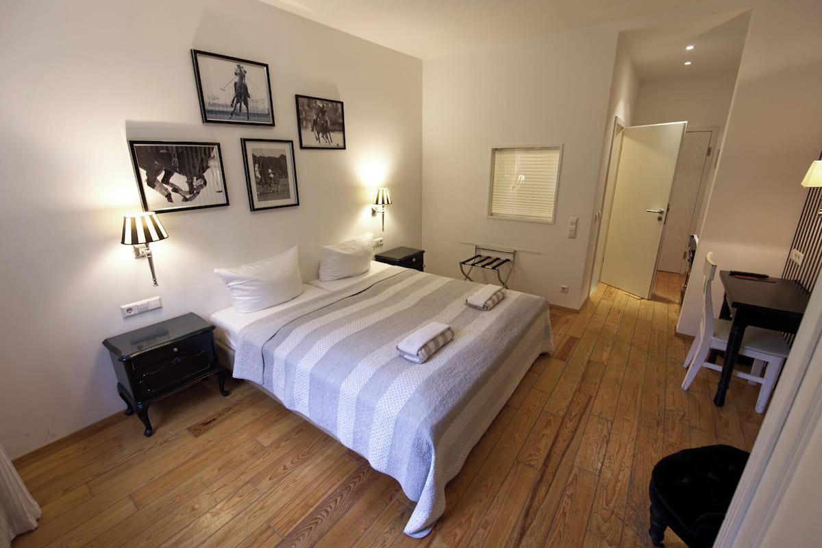 Pillowtop-Betten, Schreibtisch, Verdunkelungsvorhänge, kostenloses WLAN