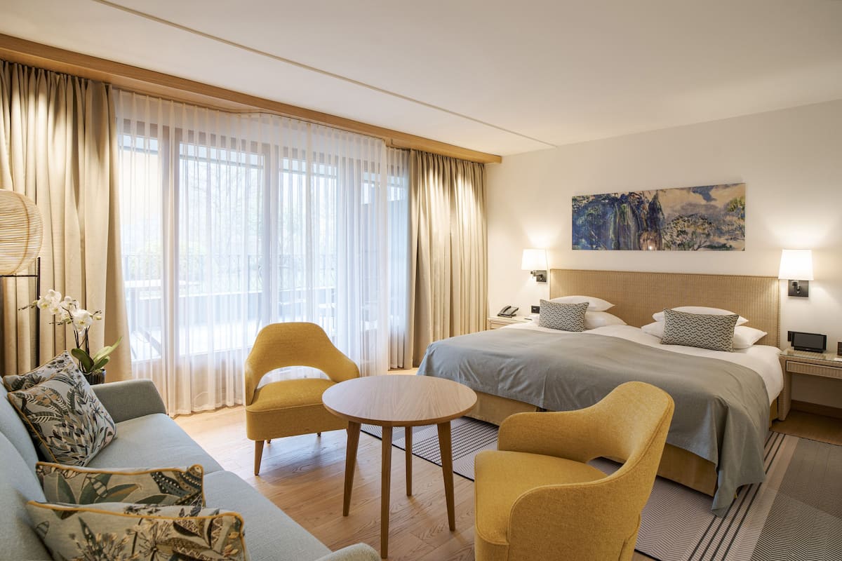 Comfort tweepersoonskamer, balkon, uitzicht op bergen | Een minibar, een kluis op de kamer, een bureau, gratis wifi