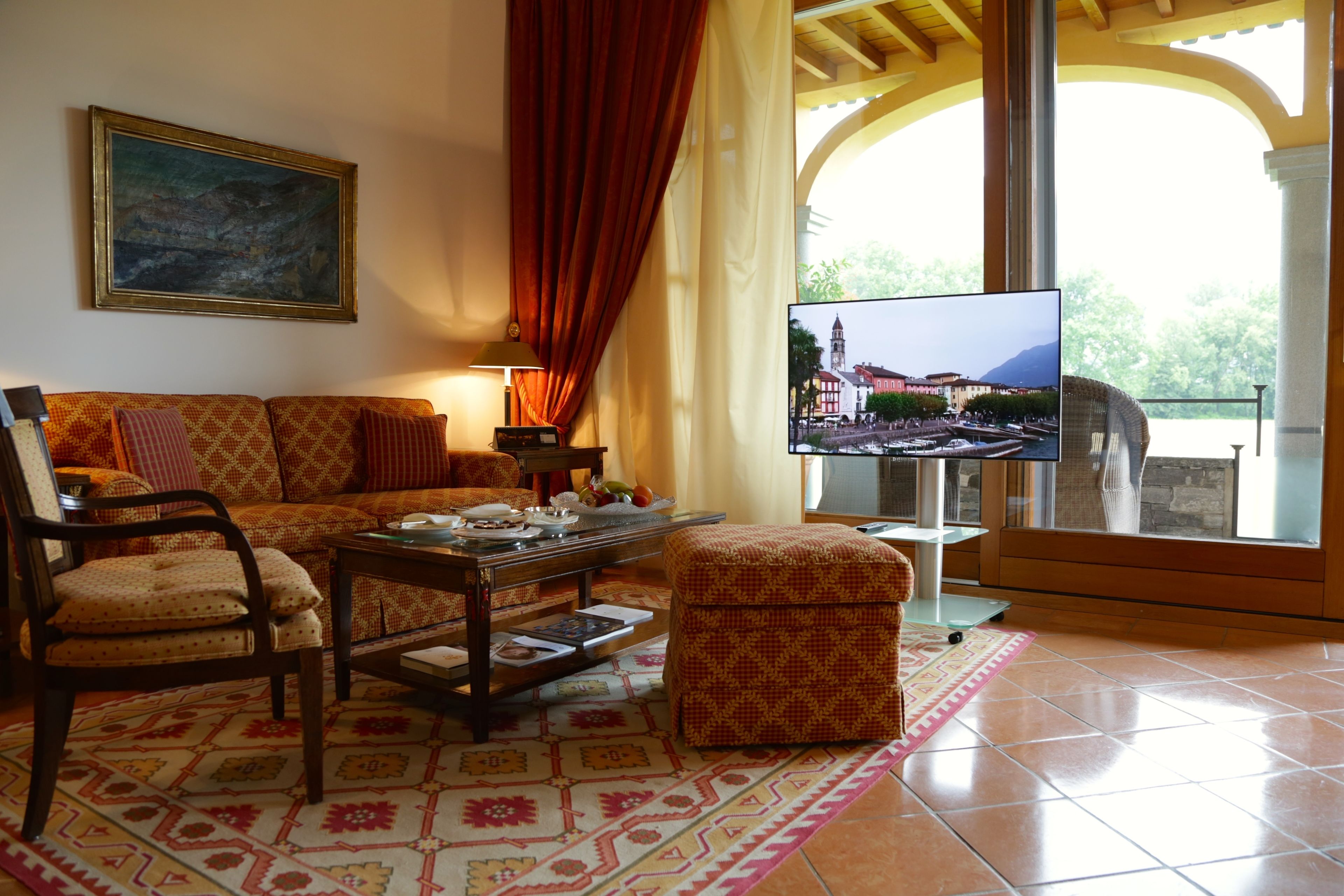 retreat loggia suite | minibar, in-room safe, desk, free wifi