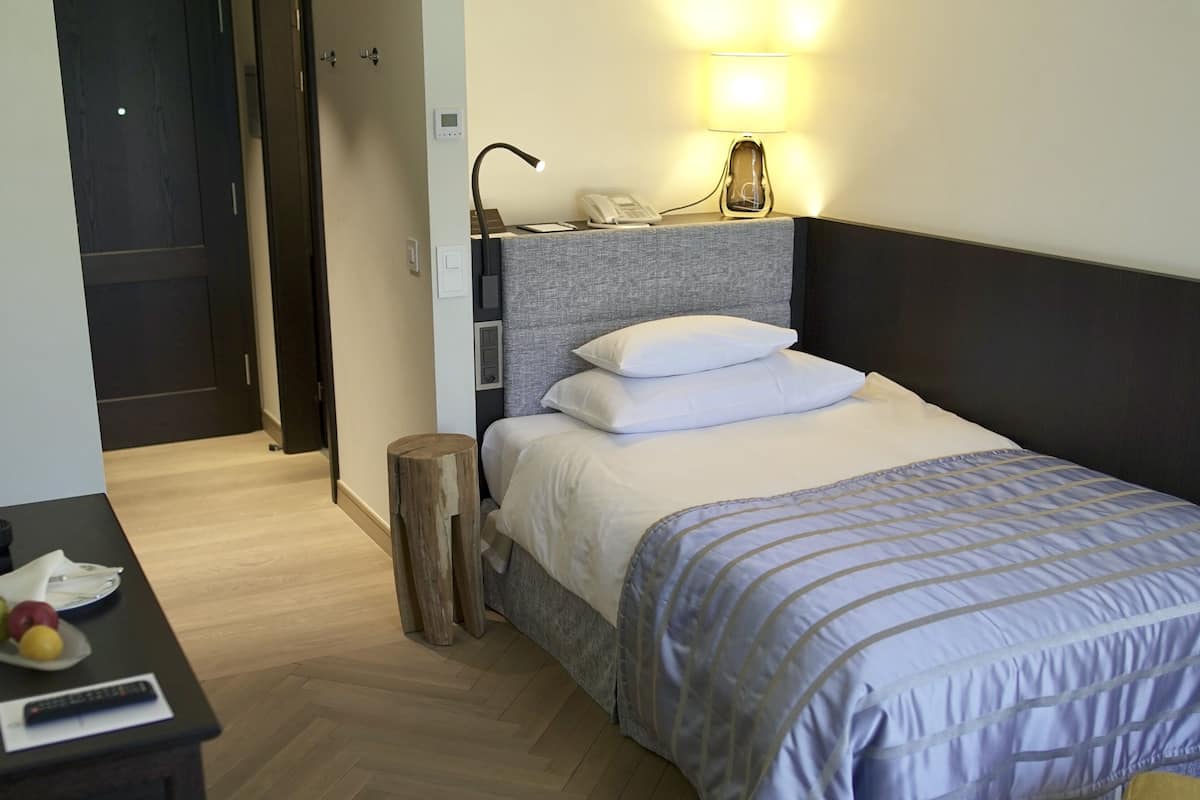 Superior eenpersoonskamer, balkon | Een minibar, een kluis op de kamer, een bureau, gratis wifi
