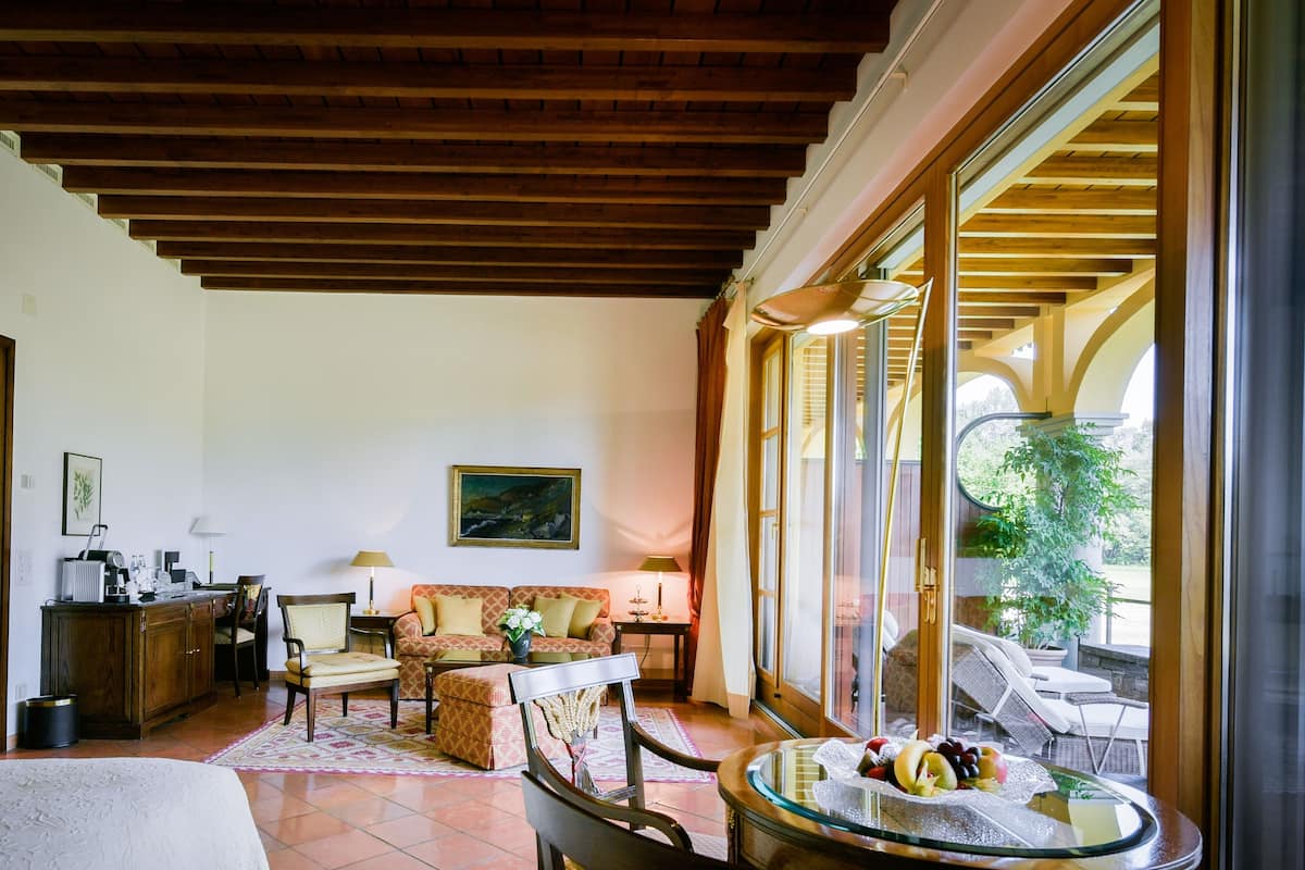 Retreat Loggia Suite | Een minibar, een kluis op de kamer, een bureau, gratis wifi