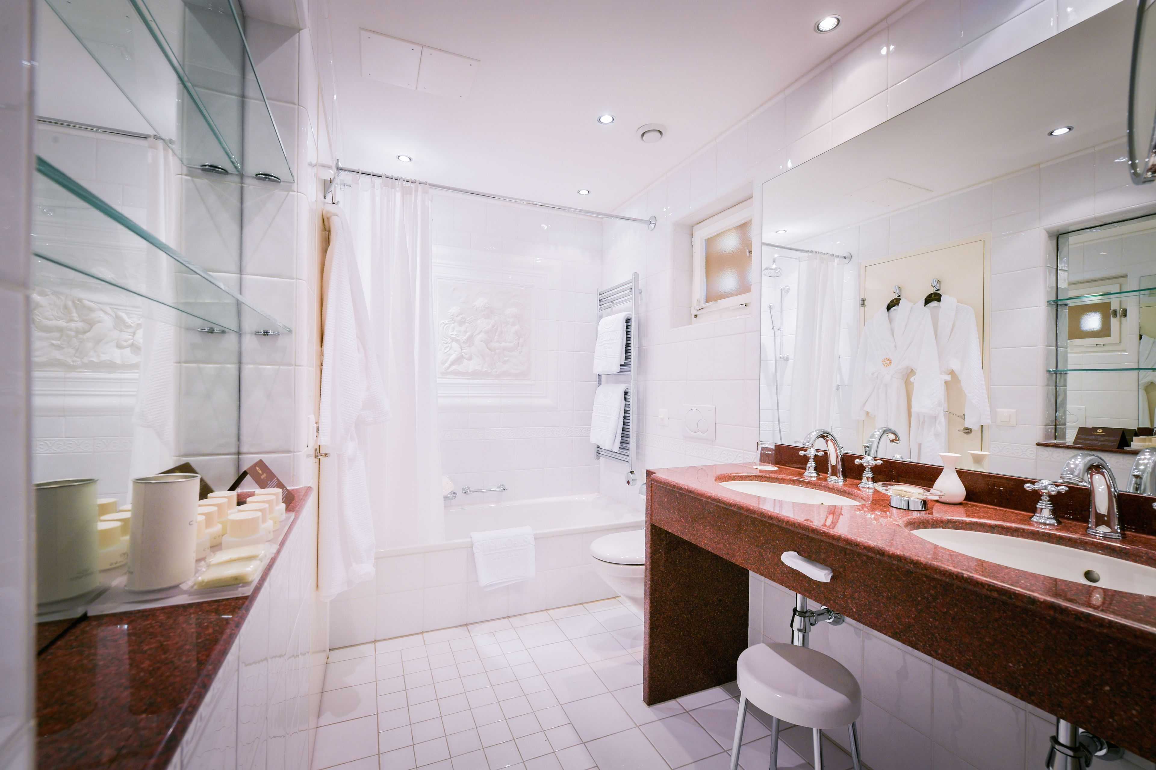 junior suite, balcony (classic) | bathroom | free toiletries, bathrobes, slippers, towels