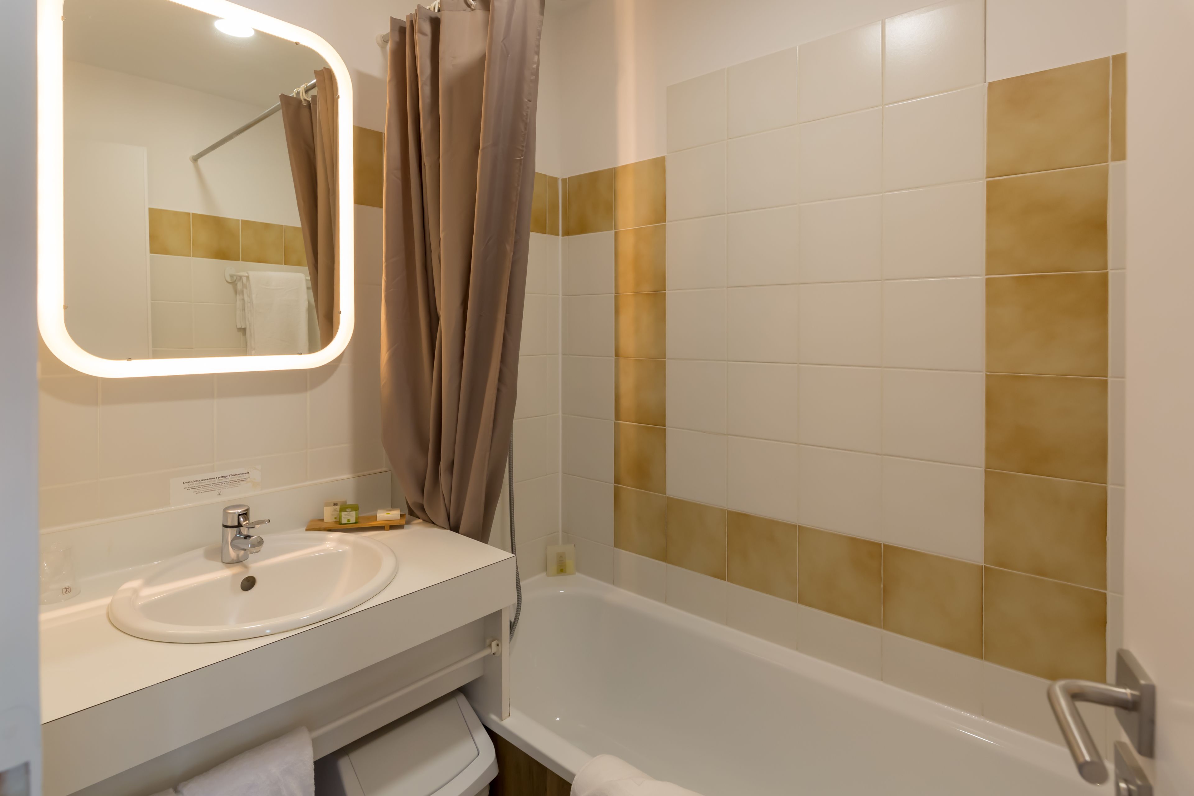 standard room | bathroom | bathtub, free toiletries, hair dryer, towels