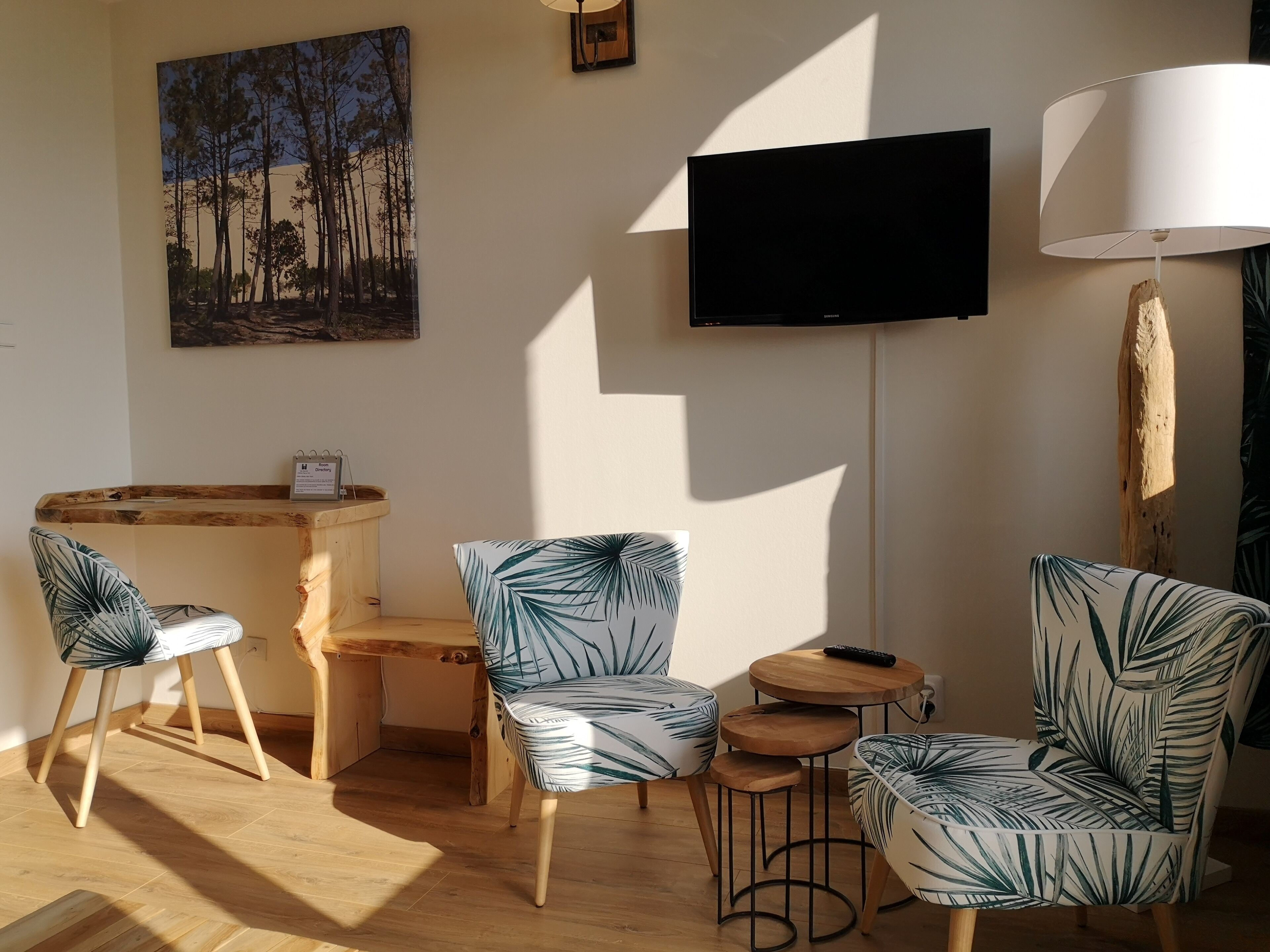 superior double room | living area | flat-screen tv