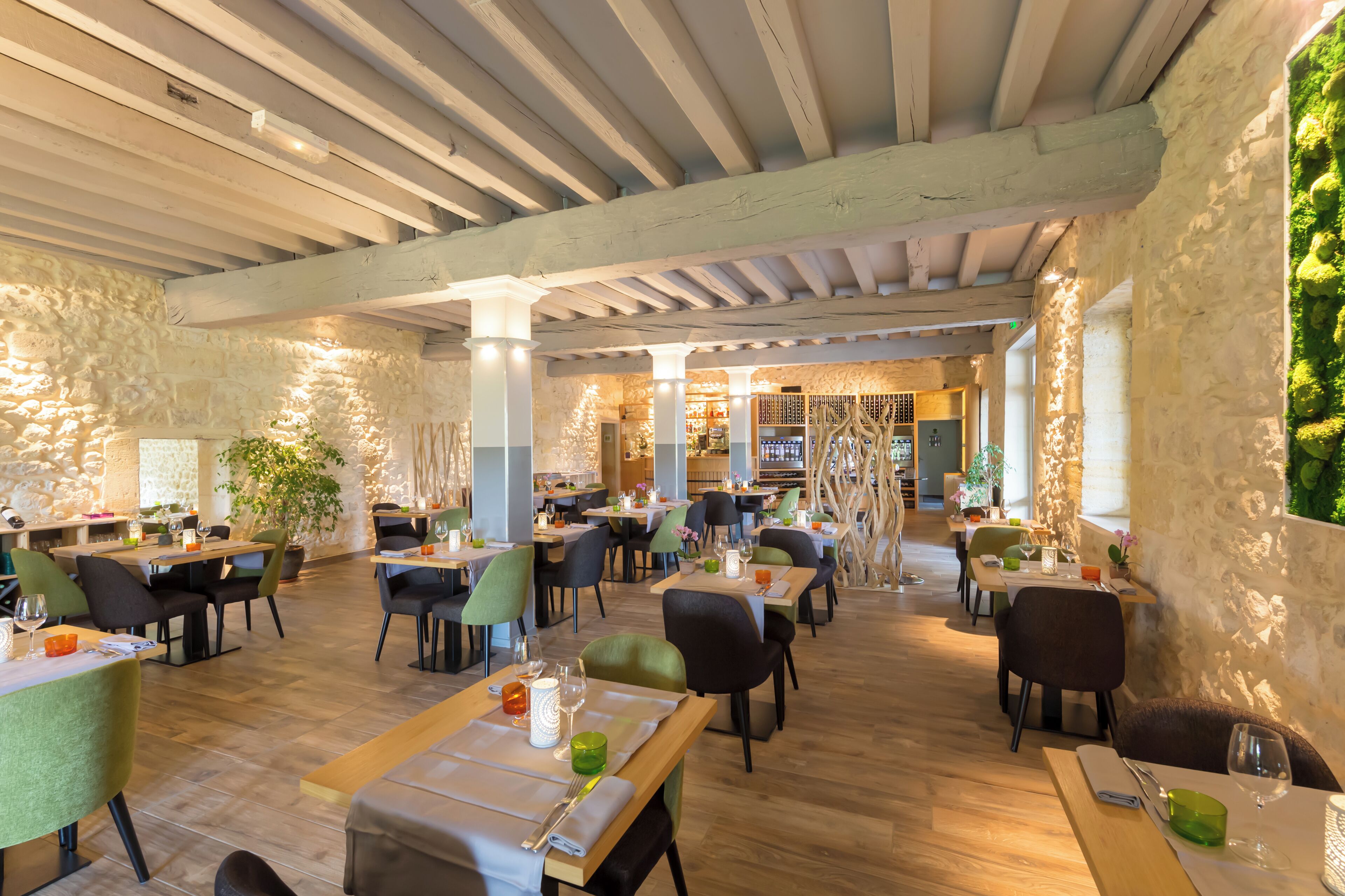 Aperto a pranzo e cena, cucina regionale, con vista sul giardino 