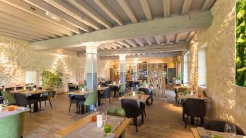 Aperto a pranzo e cena, cucina regionale, con vista sul giardino