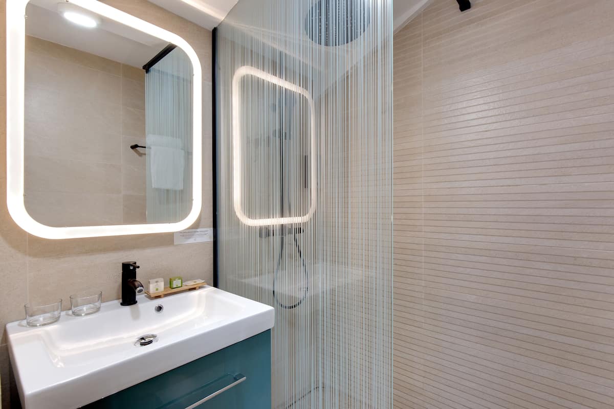 superior double room | bathroom shower