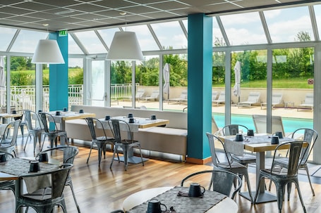 Desayuno buffet todos los días (con cargo). Pey La Tour - Logis Hôtels & restaurant