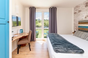 Comfort Terrace | Premium bedding, individually decorated, individually furnished, desk