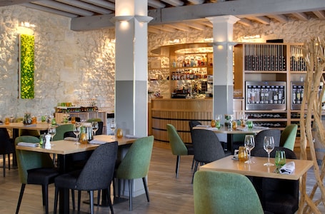 Lunch, dinner served; Regional cuisine, garden views . Pey La Tour - Logis Hôtels & restaurant