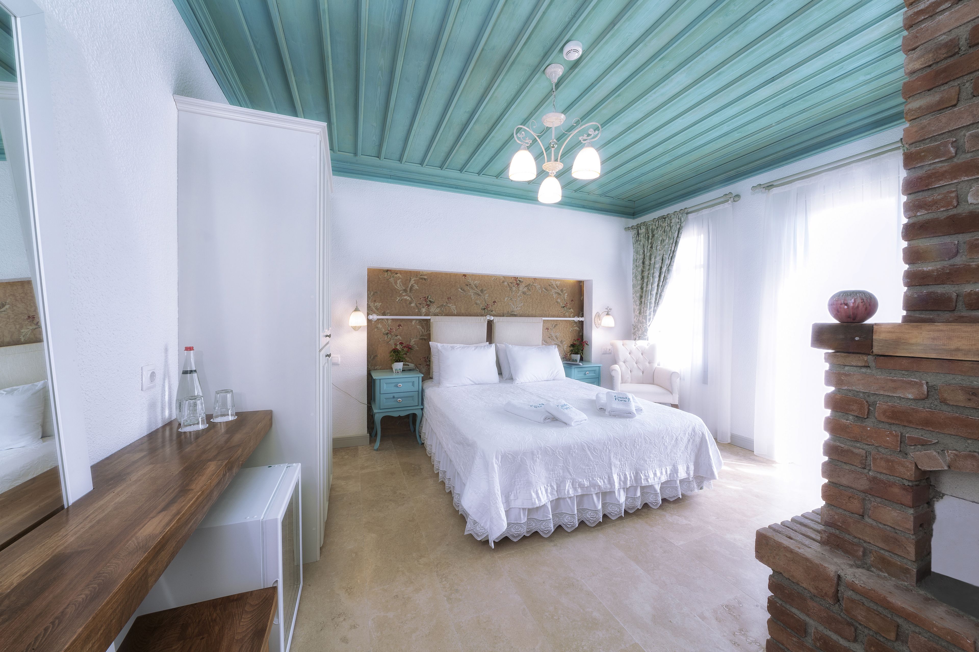 deluxe room, sea view | minibar, in-room safe, desk, soundproofing