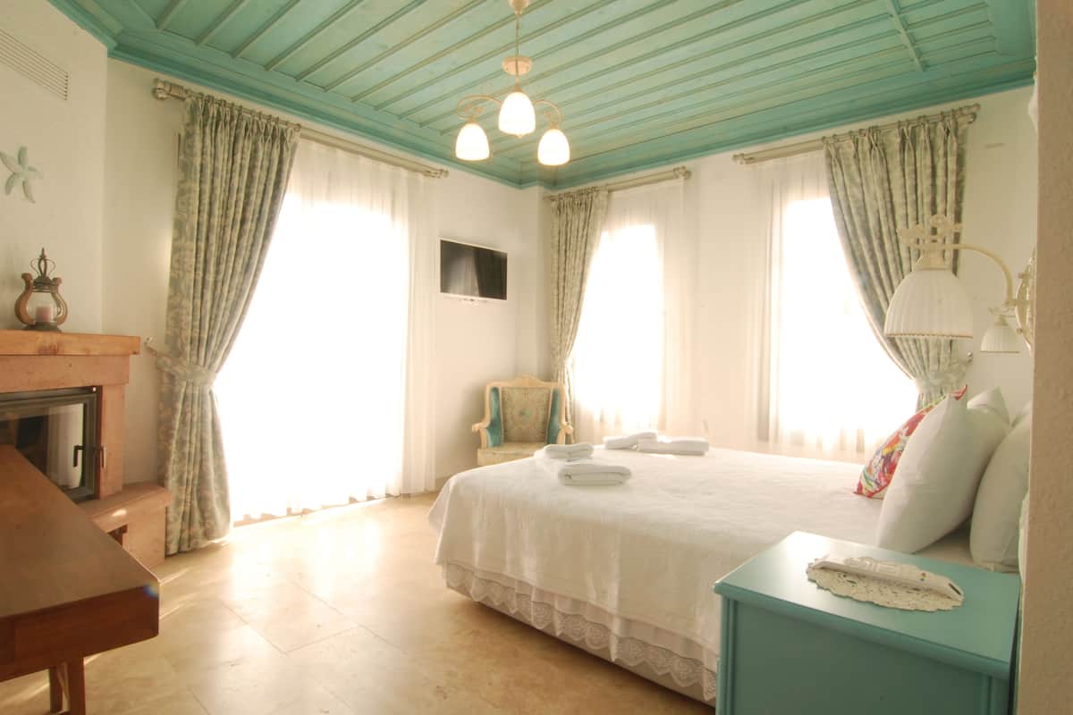 Deluxe Room, Sea View | Minibar, in-room safe, desk, soundproofing