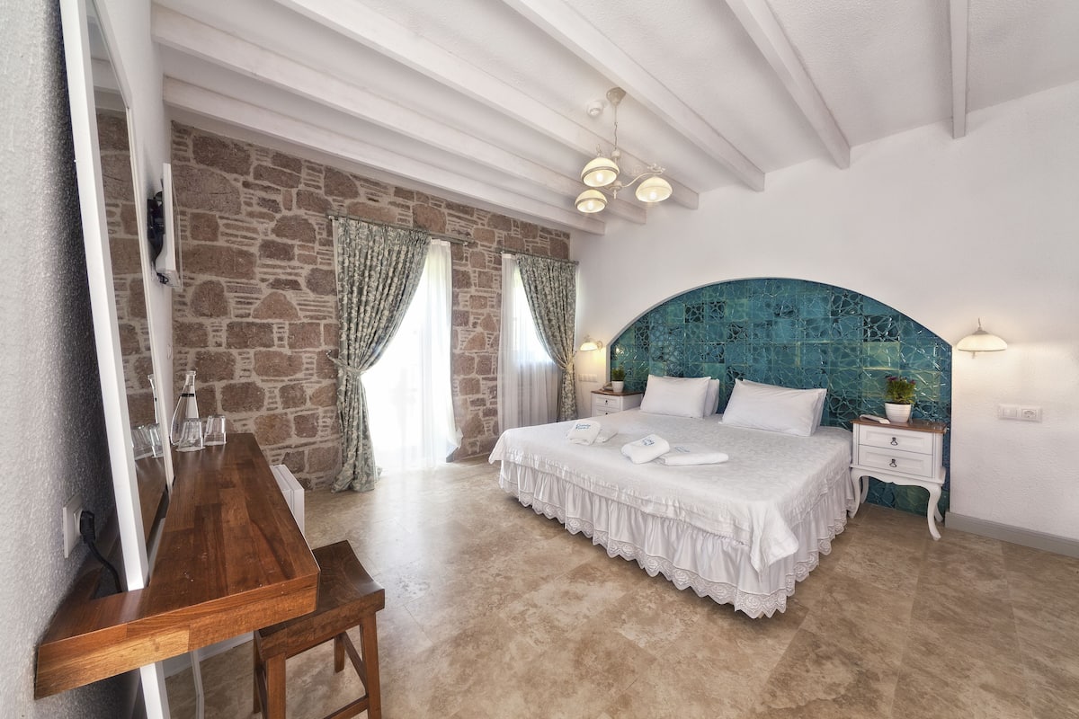 Deluxe Double or Twin Room with Private Garden | Minibar, odada kasa, masa, ses yalıtımı