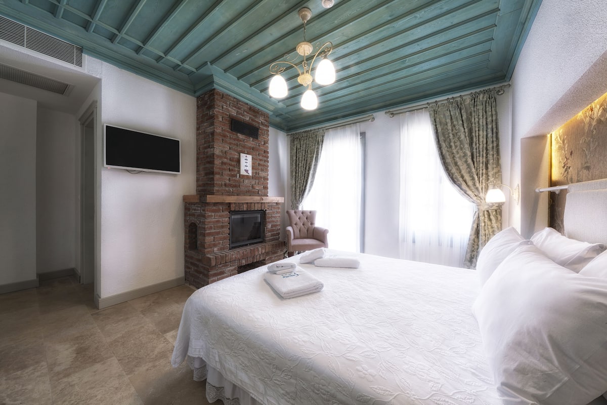 Deluxe Tek Büyük Yataklı Oda (Nature View) | Minibar, odada kasa, masa, ses yalıtımı