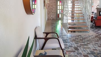 Coin salon dans le hall