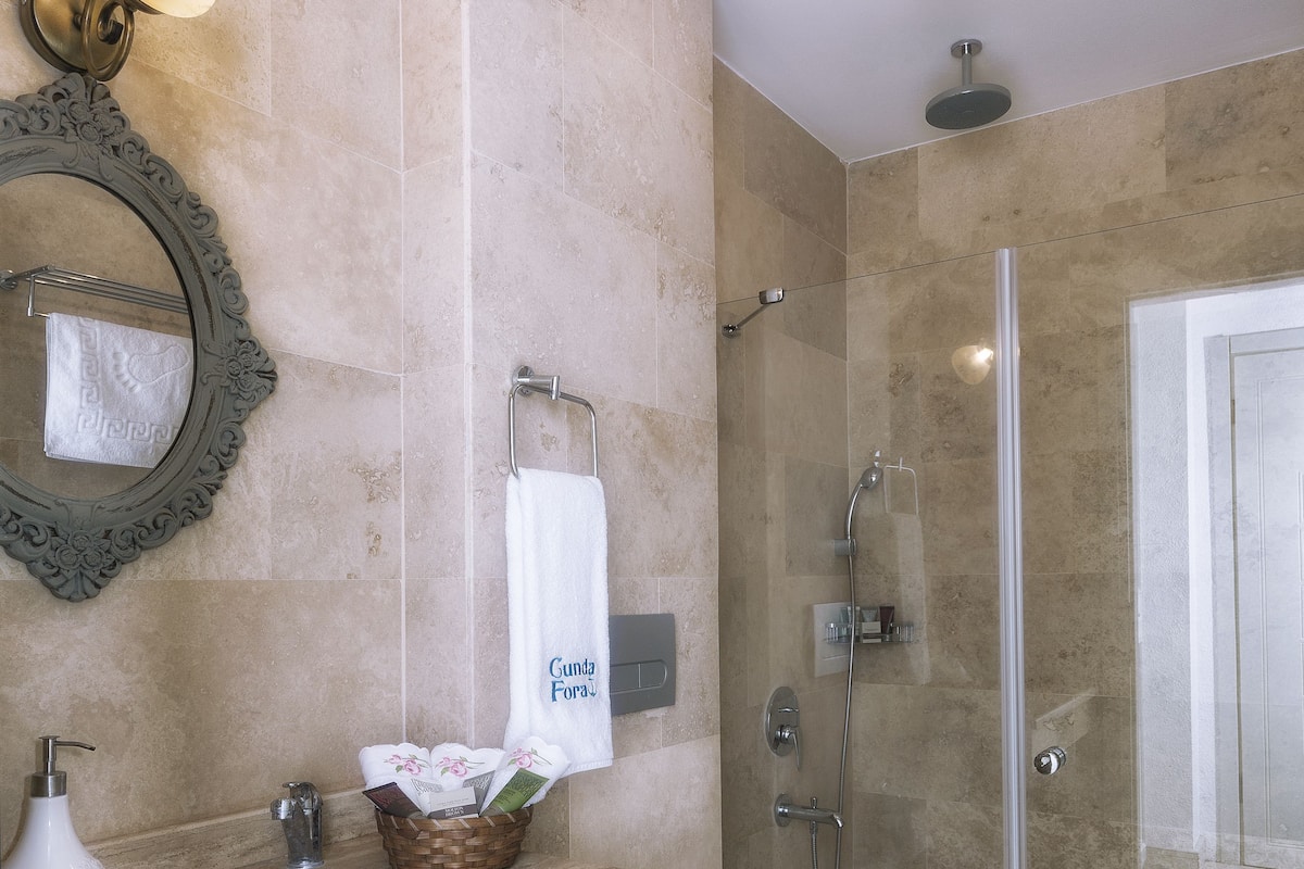 Duş, lüks banyo/kozmetik ürünleri, saç kurutma makinesi, terlik