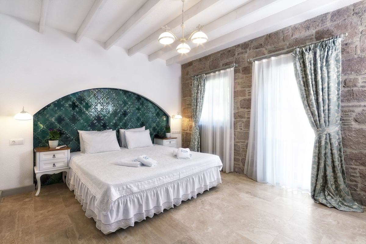 Deluxe Double or Twin Room with Private Garden | Minibar, odada kasa, masa, ses yalıtımı