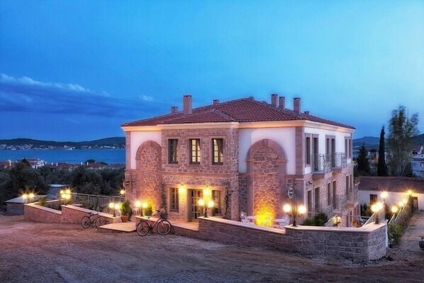 Front of property - Cunda Fora Hotel (Ayvalik)