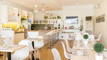 S'hi serveixen esmorzars, dinars i sopars