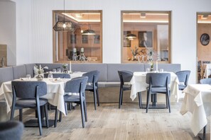 Petit déjeuner et dîner servis sur place