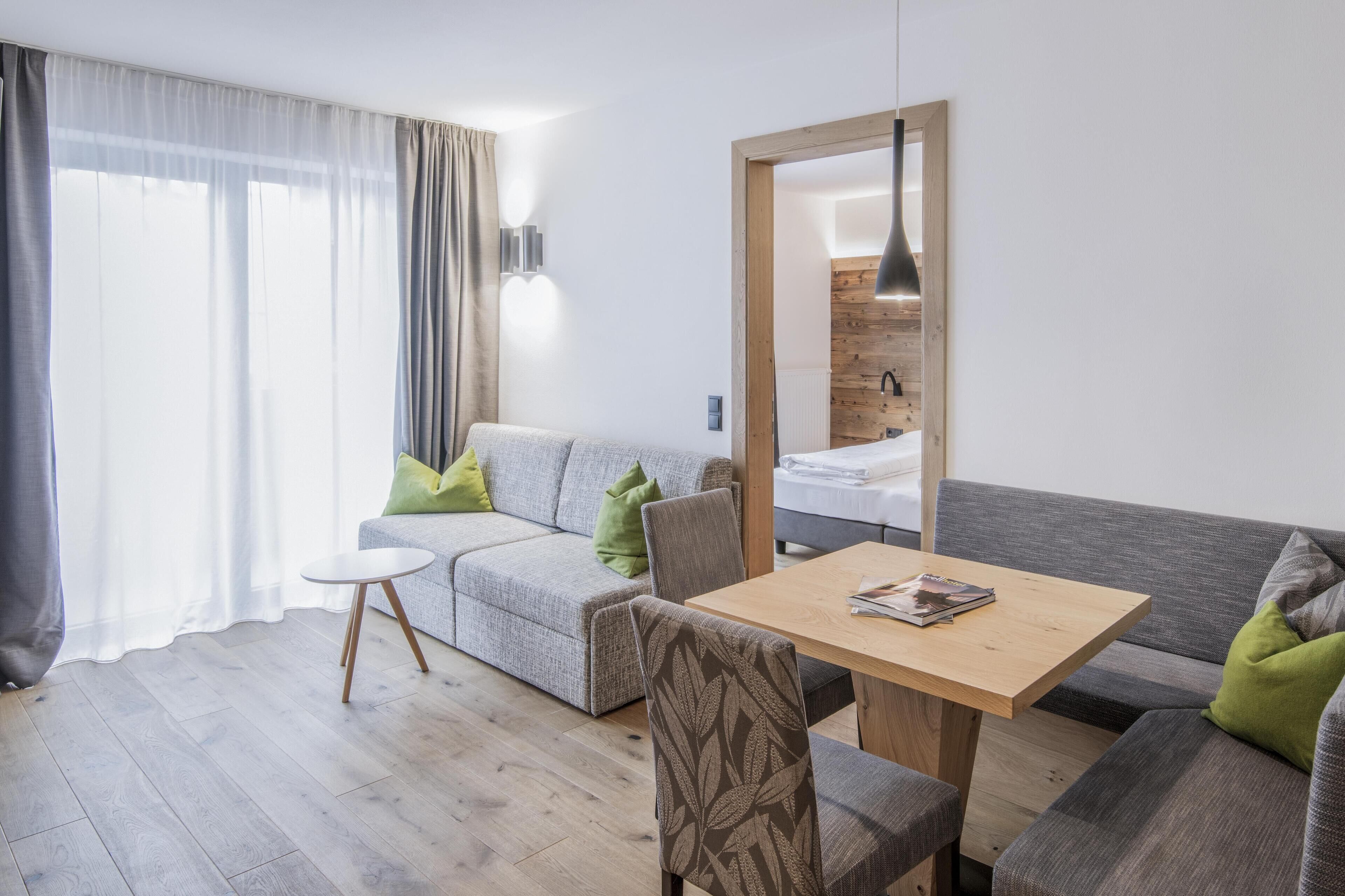 Superior-Suite, 2 Schlafzimmer | Allergikerbettwaren, Minibar, Zimmersafe, Schreibtisch