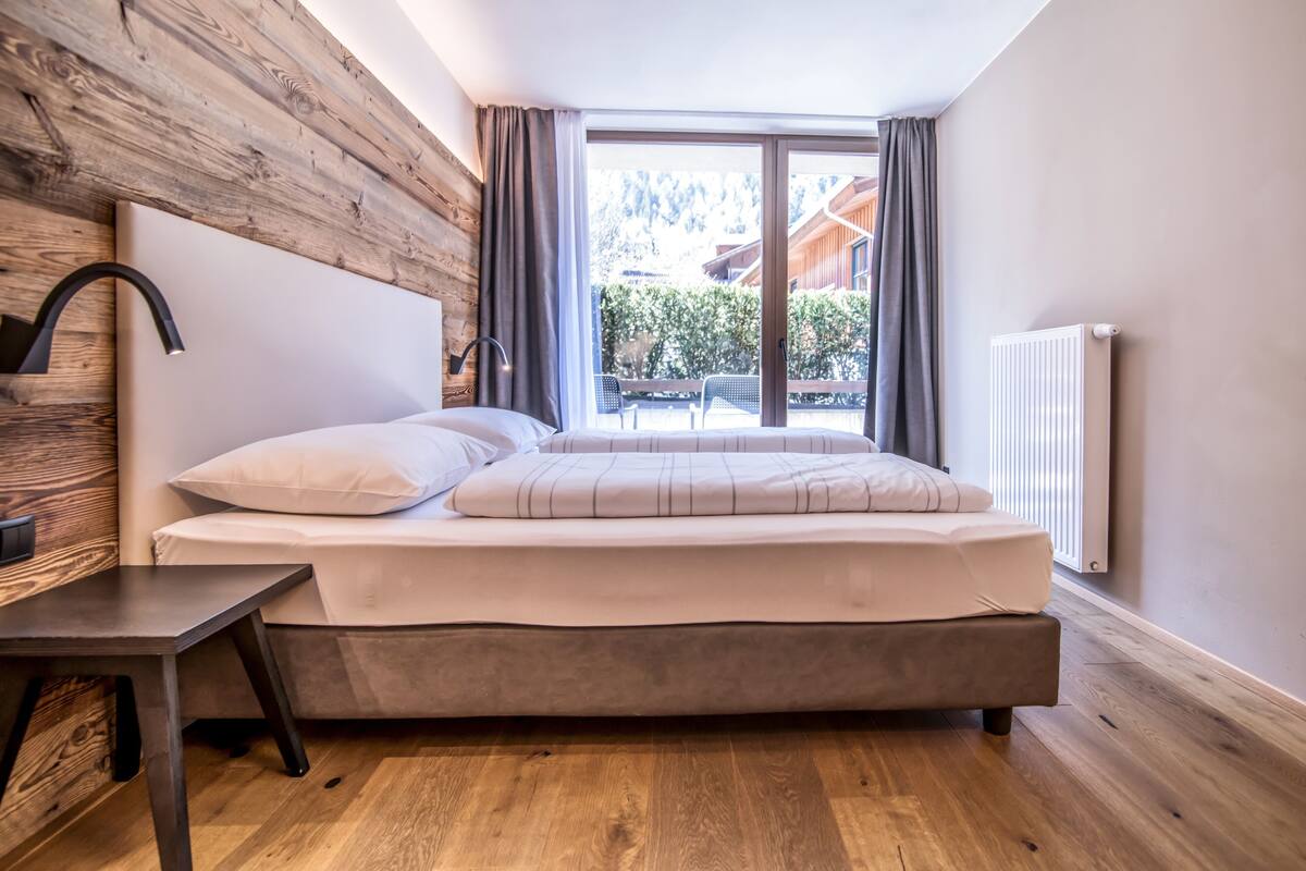Familiekamer, 2 slaapkamers (Superior) | Hypoallergeen beddengoed, een minibar, een kluis op de kamer, een bureau