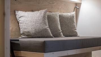 Un banco de madera con cojines y estructura metálica.