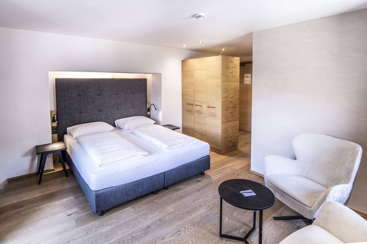 Suite | Hypoallergeen beddengoed, een minibar, een kluis op de kamer, een bureau