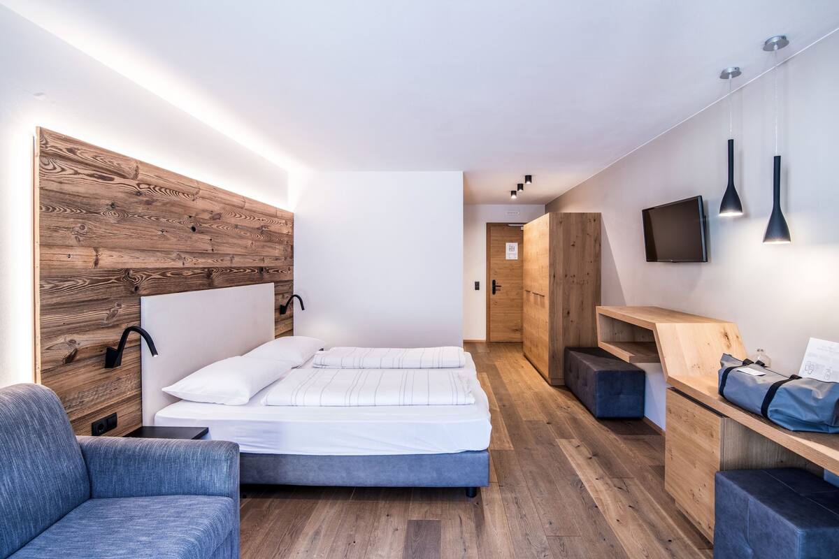 Tweepersoonskamer | Hypoallergeen beddengoed, een minibar, een kluis op de kamer, een bureau