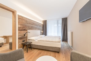 Hypo-allergenic bedding, minibar, in-room safe, desk