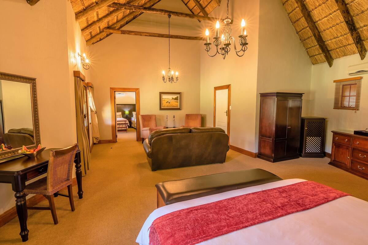 Deluxe Room | Premium bedding, minibar, in-room safe, laptop workspace