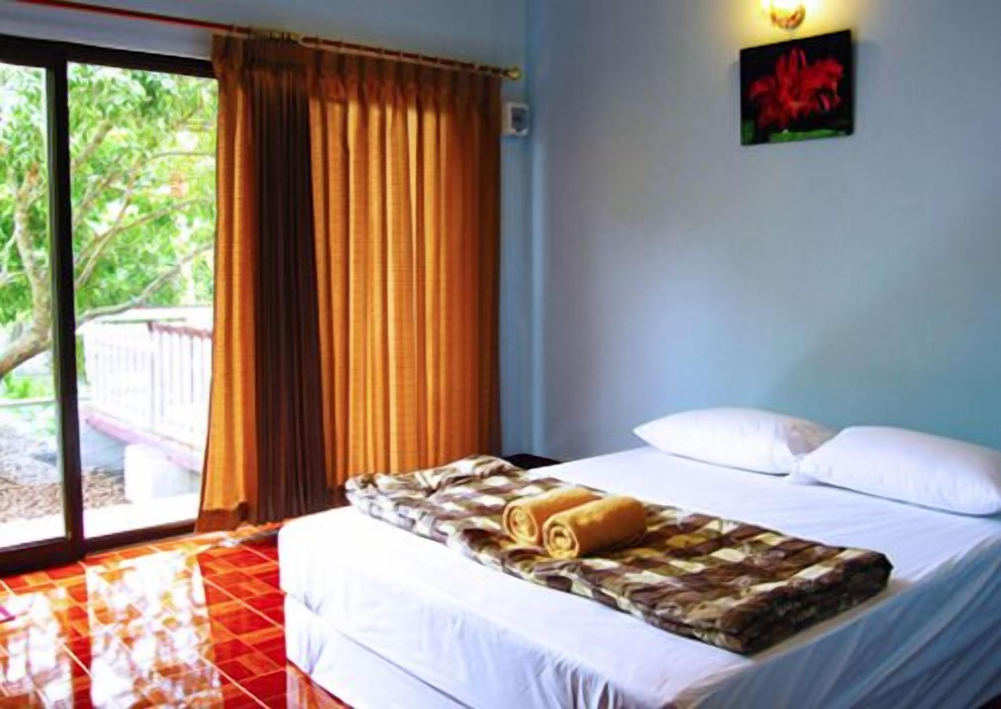 1 bedroom, desk, free wifi