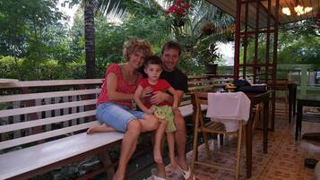 Standard Room/ Max 3 Persons | Área de sala de estar