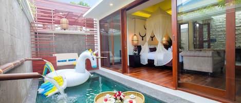 Lyxvilla - 1 kingsize-säng - bubbelbad - utsikt mot poolen (Jacuzzi) | Värdeförvaringsskåp på rummet, skrivbord, ljudisolering och gratis wi-fi