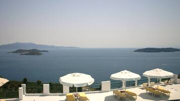 Junior Suite | In-room safe, desk, soundproofing, iron/ironing board