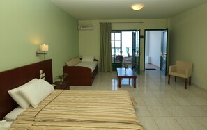 Combined shower/bathtub, free toiletries, hair dryer, slippers - Skiathos Club Hotel Suites (Skiathos)