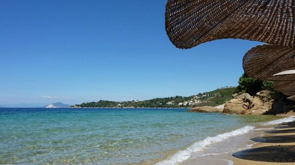 Beach nearby, sun-loungers, beach umbrellas - Skiathos Club Hotel Suites (Skiathos)