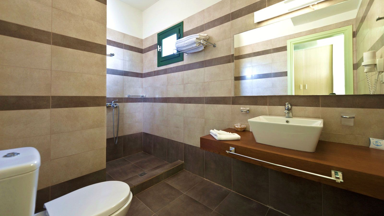 deluxe double or twin room, sea view | bathroom | combined shower/bathtub, free toiletries, hair dryer, slippers