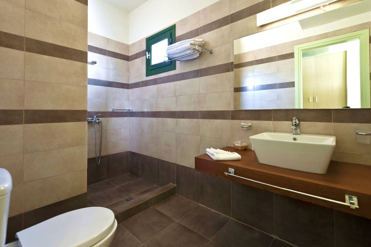 deluxe double or twin room, sea view | bathroom | combined shower/bathtub, free toiletries, hair dryer, slippers