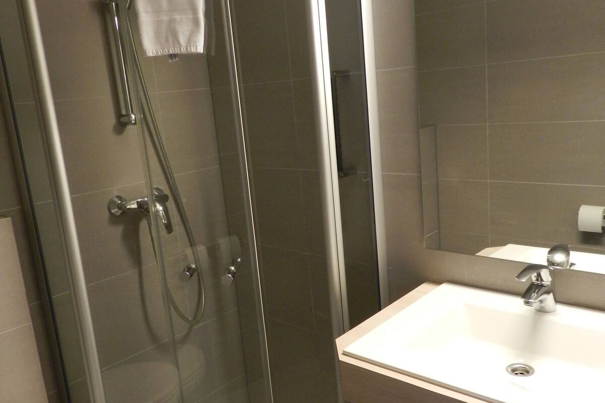 standard room | bathroom | designer toiletries, hair dryer, towels