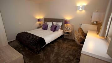 Tallelokero huoneessa, työpöytä, silitysrauta/-lauta, ilmainen Wi-Fi