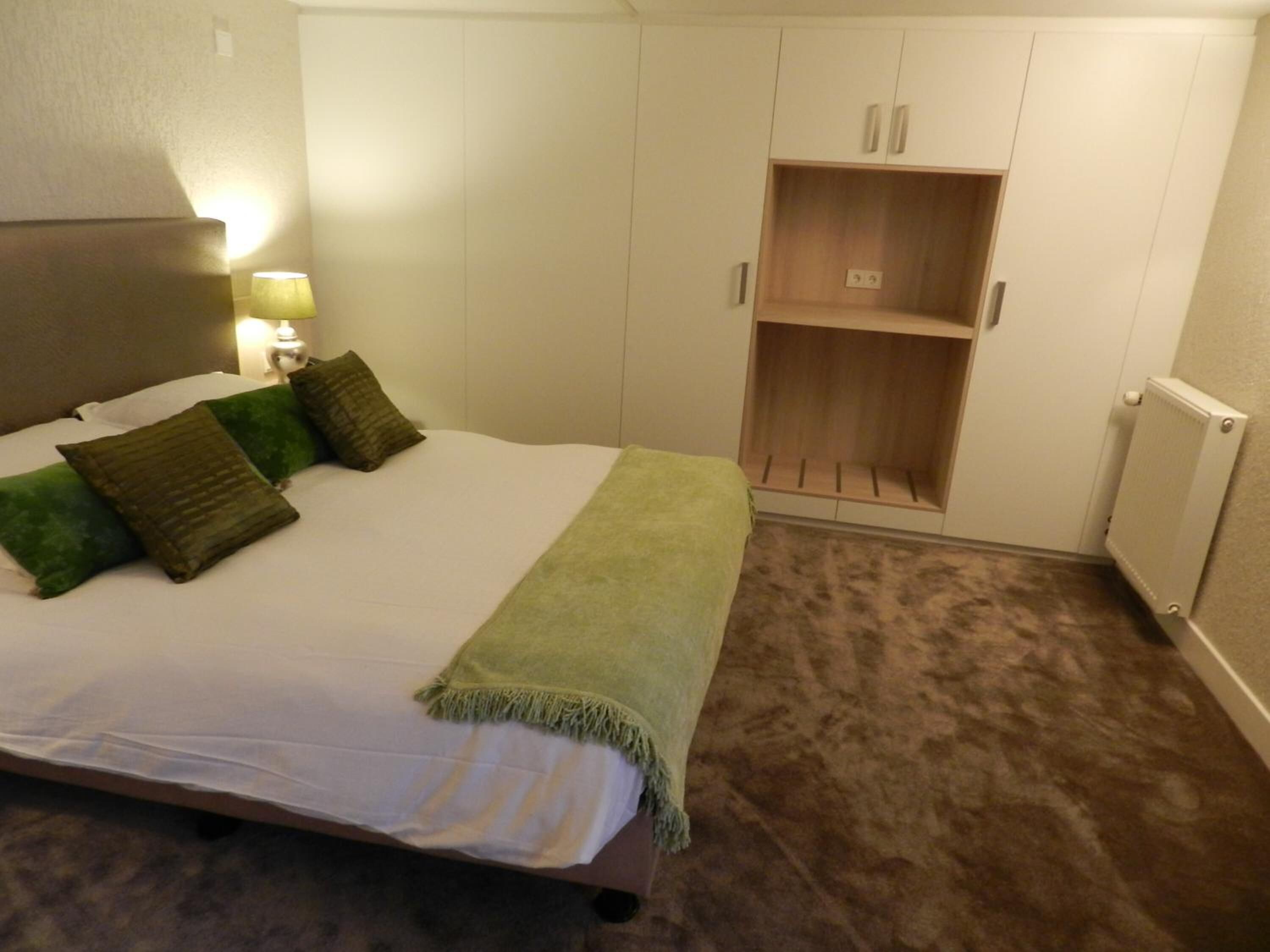 Een kluis op de kamer, een bureau, een strijkplank/strijkijzer