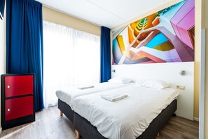 Quarto duplo | Cofres nos quartos, berços grátis, Wi-Fi de cortesia, roupa de cama
