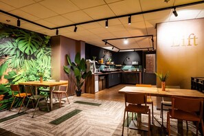 Se sirven cenas y cocina internacional 