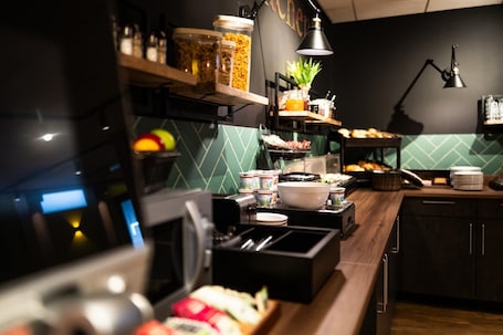 Se sirven cenas y cocina internacional . Bud Gett Hostels