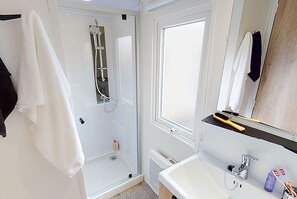 Comfort Mobile Home, 2 Bedrooms, Terrace | Bathroom | Shower, hair dryer - Camping Officiel Siblu Domaine de Soulac (Soulac-sur-Mer)