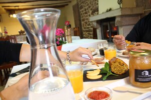 Desayuno completo diario (EUR 10 por persona)