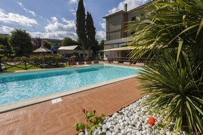 Una piscina al aire libre